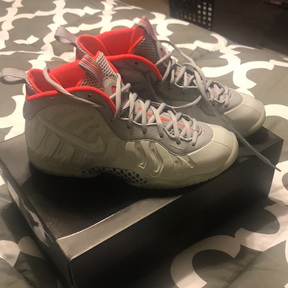 Nike Foams/Grade School 7Y